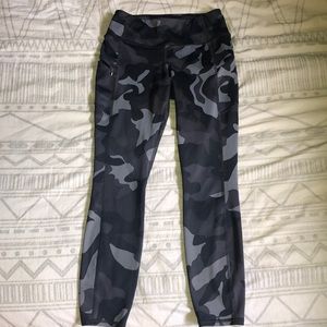 Athleta Black Camo Cropped Leggings